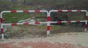 Bariera chodnikowa U-12a z porzeczką | do wkopania, wbetonowania, biało-czerwona